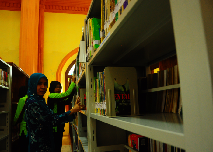 LIHAT KOLEKSI: Sejumlah pelajar tengah melihat-lihat koleksi buku di perpustakaan umum daerah.