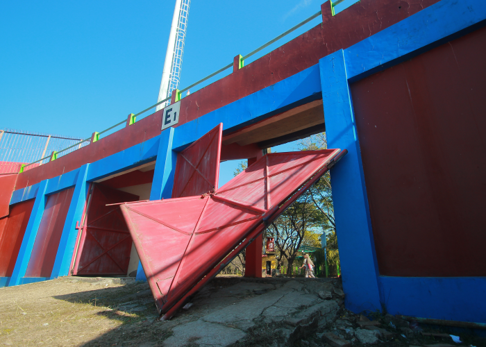 JEBOL: Pintu stadion Gelora Bumi Kartini Jepara jebol usai acara closing ceremony Porprov Jateng pada Jumat (11/8) malam.