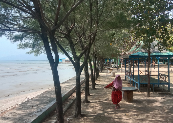 JUALAN: Pedagang jajanan sedang berjalan di area Taman Kartini baru-baru ini.