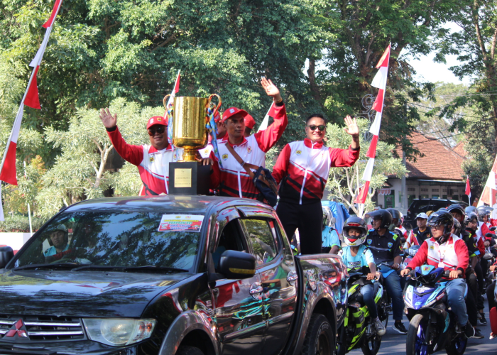 DIARAK: Trofi runner up Porprov XVI Jawa Tengah yang diraih Grobogan diarak ratusan atlet keliling Kota Purwodadi dan finish di pendapa kabupaten pada Jumat (11/8).