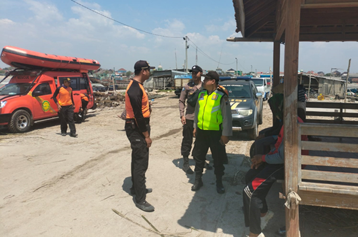 PENCARIAN: Petugas Bazarnas bersama Mapolsek Kragan siap-siap melakukan pencairan nelayan tenggelam diperairan laut  dermaga Karanganyar, Minggu (13/8).
