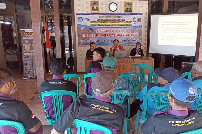 EDUKASI KELOMPOK TANI: Tim PKM UMK memberi sosialisasi dan edukasi para petani kopi di Gunungsari, Kecamatan Tlogowungu, Kabupaten Pati, Sabtu (12/8).