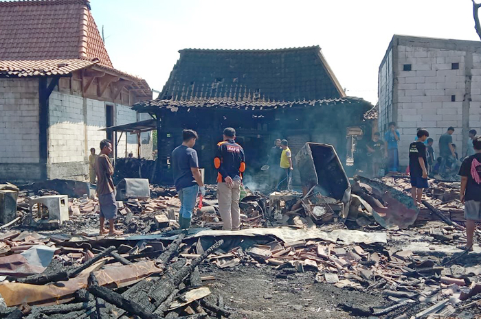DILALAP SI JAGO MEEAH: Tujuh Rumah warga di&nbsp;Dusun Bantenganlor Desa Tlogomulyo, Kecamatan Gubug, ludes terbakar. Peristiwa ini terjadi Minggu (13/8).&nbsp;