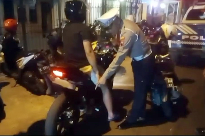 KENA RAZIA: Personel Satlantas Polresta Pati melakukan penindakan terhadap sepeda motor kenalpot brong.