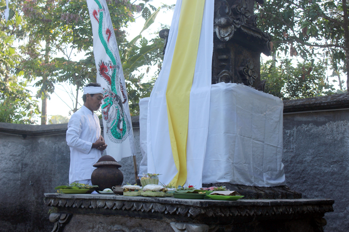 PERAYAAN: Umat Hindu Pura Puser Bumi mempersiapkan sembahyang Kuningan belum lama ini.
