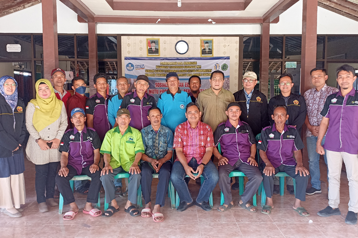 FOTO BERSAMA: Tim PKM Universitas Muria Kudus (UMK) bersama petani kopi di Gunungsari, Kecamatan Tlogowungu, Kabupaten Pati, Sabtu (12/8).