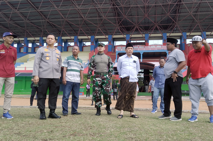 PERIKSA: Pj Bupati Jepara Edy Supriyanta bersama Dandim dan Polres memeriksa stadion Gelora Bumi Kartini (GBK), Minggu (13/8)