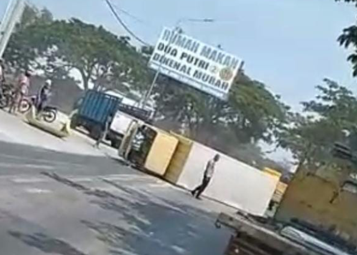 TERGULING : Truk box  dengan nopol K 0232 SD terguling usai terlibat kecelakaan di Jalan Pantura Pati-Rembang pada Senin (14/8).