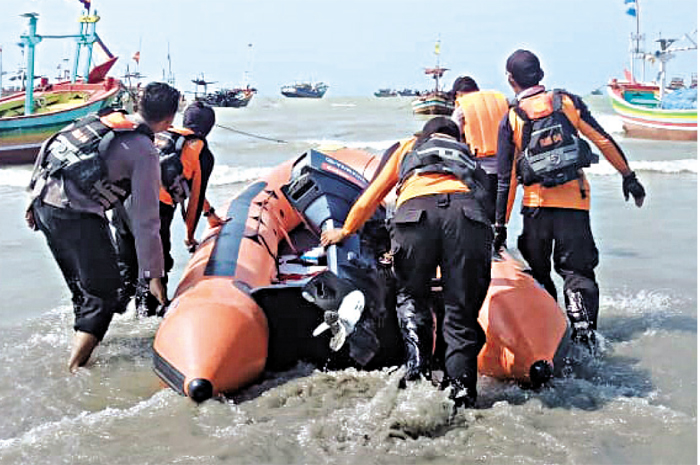 KOORDINASI: Petugas Bazarnas dan Mapolsek Kragan koordinasi melakukan pencairan nelayan tenggelam di perairan laut Karanganyar, Kemarin (13/8).
