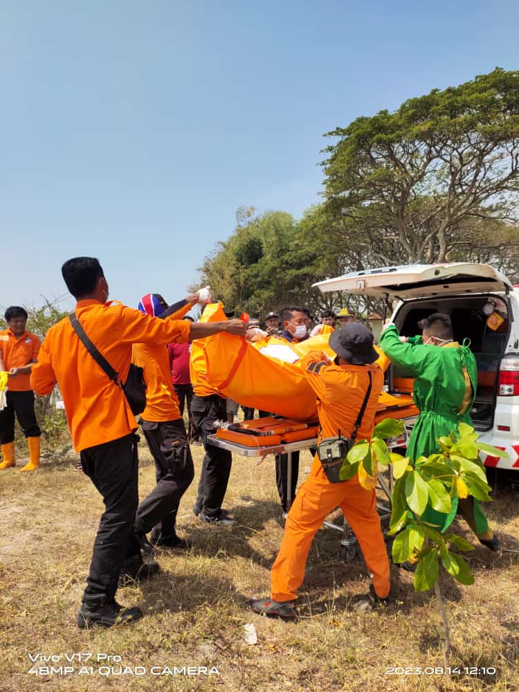 EVAKAUASI: Petugas gabungan mengevakuasi jasad Achmad Khali, warga Desa Pelang, Kecamatan Sarang di Pantai Sluke usai dikabarkan menghilang saat melaut beberapa waktu lalu.