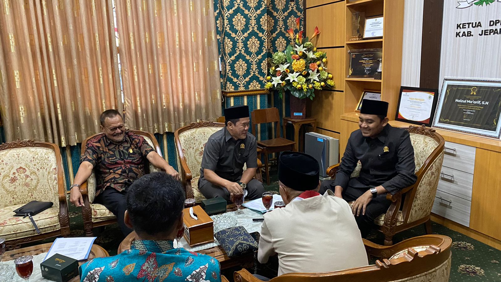 AUDIENSI: Agus Sutisna membersamai ketua DPRD Jepara Haizul Ma