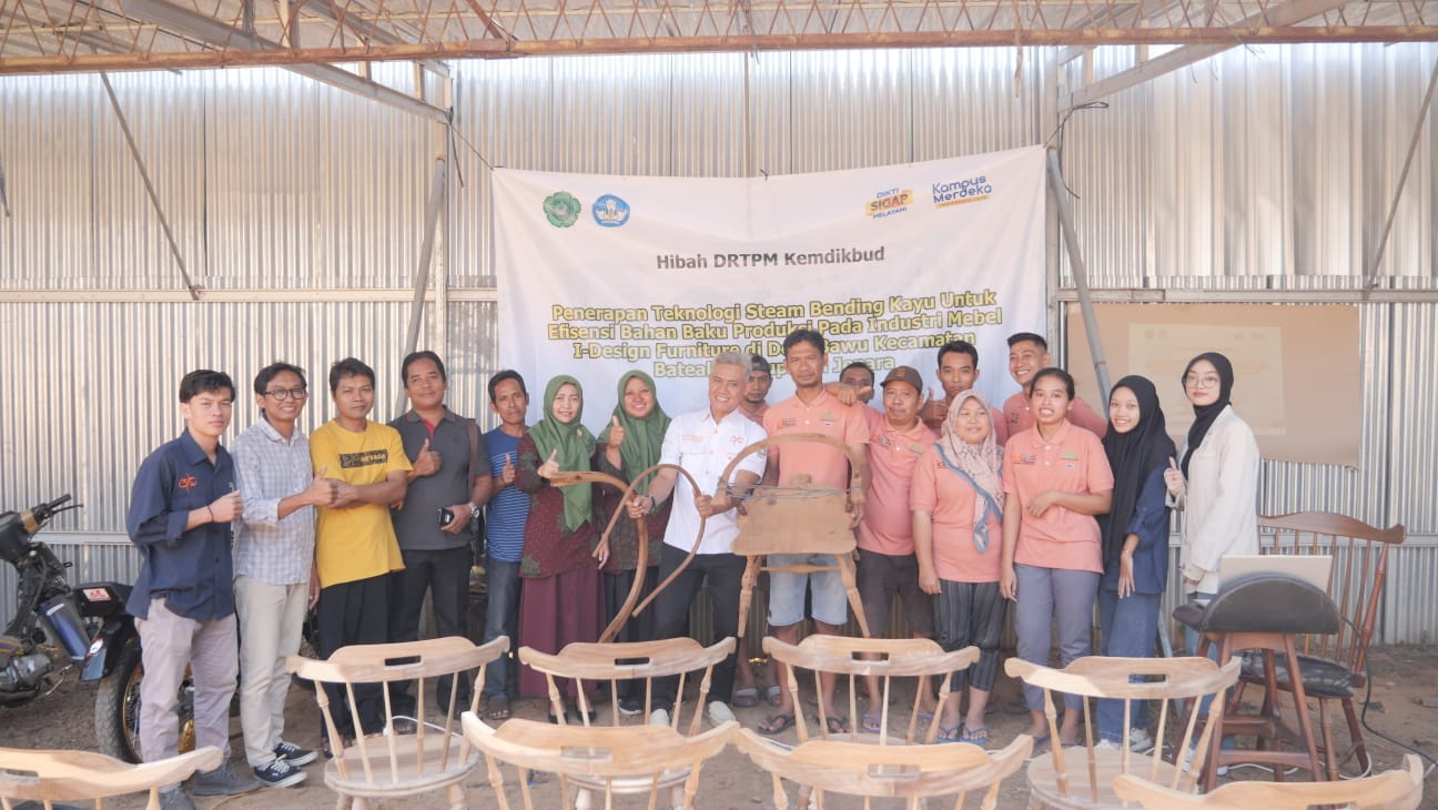 INOVASI: Tim Pengabdian Masyarakat Unisnu memberi pelatihan teknik steam banding kayu bagi UMKM furniture di Desa Bawu, Batealit baru-baru ini.&nbsp;