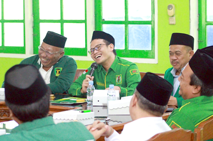 Ketua DPC Partai Persatuan Pembangunan (PPP) Rembang, Zaimul Umam Ns di&nbsp;sela kesibukannya di kantor DPC PPP Rembang, Ahad (14/8).
