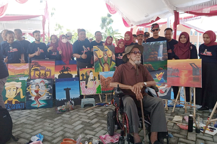 LEGENDARIS: Mastro lukis Djoko Pekik saat mendatangi event HUT-297 Guru di Gedung Serba Guna (GSG) Dewi Sri Purwodadi.