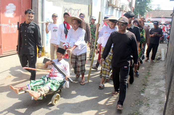 DRAMA: Warga Desa Margoyoso, Kalinyamatan, Jepara, memeragakan situasi perlawanan terhadap penjajah pada karnaval 17-an kemarin.