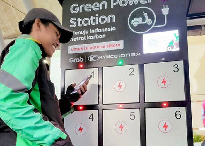 HEMAT BIAYA: Wawan Poedji Santoso, driver ojek online (ojol) menukarkan baterai sepeda motornya di SPBKLU.