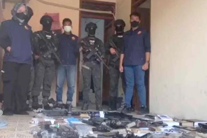 Tim Densus 88 Anti Teror mengumpulkan barang bukti hasil penggerebekan terduga teroris di Kota Bekasi, Senin (14/8).