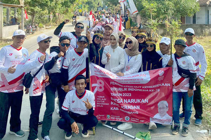 ANTUSIAS: Warga Desa Narukan mengikuti karnaval dalam memeringati HUT RI, Selasa (15/8).