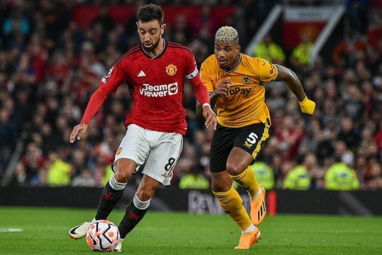 Bruno Fernandes dikawal pemain lawan di laga Manchester United vs Wolverhampton, Premier League 2023/2024.