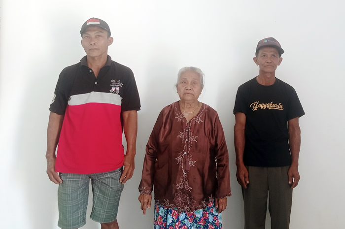 BAHAGIA: Nenek Pratama Arhan, Suratmi (tengah) saat berfoto di rumah pemain timnas sepakbola Indonesia, Selasa (15/8).