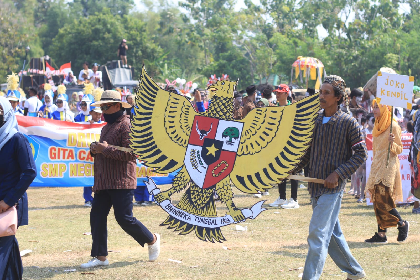 ANTUSIAS: Warga Desa Narukan mengikuti karnaval dalam memperingati HUT ke-78 RI di kediaman Gus Baha di Desa Narukan, Kecamatan Kragan.&nbsp;