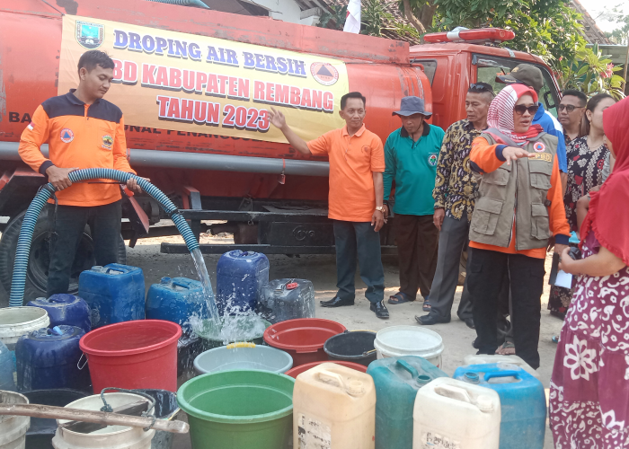 SALURKAN AIR BERSIH: BPBD Rembang menyalurkan air bersih di Desa Warugunung, Pancur pada Selasa (15/8).