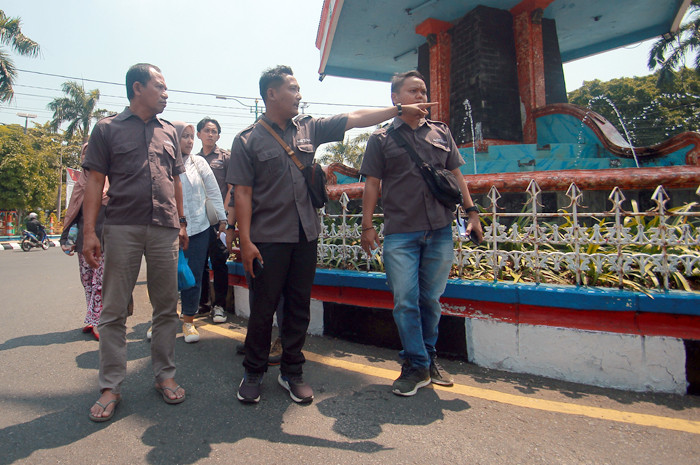 PASTIKAN AMAN: Direktur Jawa Pos Radar Kudus Baehaqi (kiri) bersama panitia Jepara Spectacular Carnival mengecek calon lokasi yang akan didirikan panggung kehormatan kemarin.