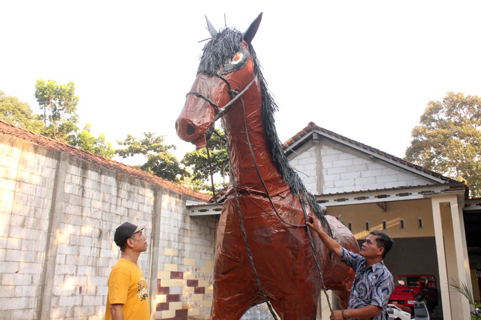 PERSIAPAN: Kuda setinggi 3 meter akan ikut diarak oleh peserta Desa Menganti, Kedung, Jepara, untuk memeriahkan Jepara Spectacular Carnival pada 19 Agustus.