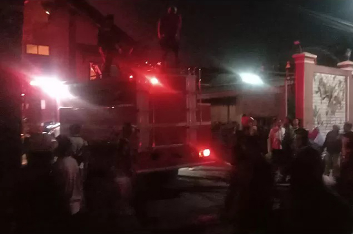 Petugas damkar masih berjibaku padamkan api yang membakar gudang kain Desa Manang, Kecamatan Grogol, Sukoharjo.