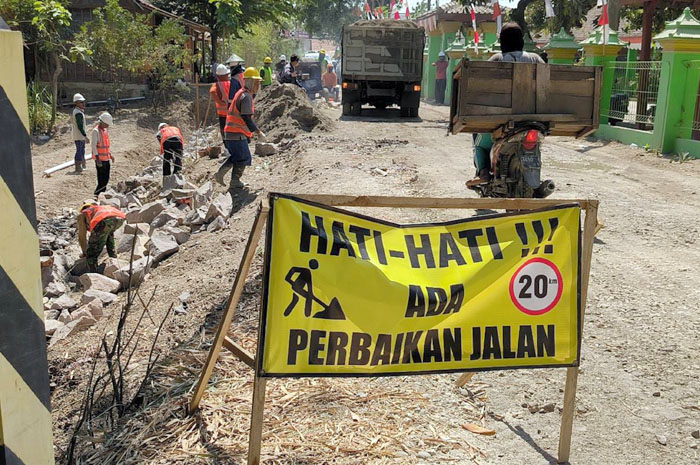 PERBAIKAN: Pekerja saat melakukan aktivitas perbaikan jalan, kemarin.