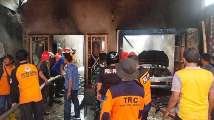 KUDUS - Kebakaran melanda Dua rumah warga Desa Medini, Kecamatan Undaan, Kabupaten Kudus Jumat (18/8).