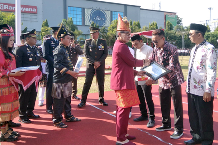 BPJamsostek menyerahkan santunan ke ahliwaris relawan BPBD dan PHD) dusun Mlatinorowito di Alun-alun Simpang Tujuh Kudus, Kamis (17/8).