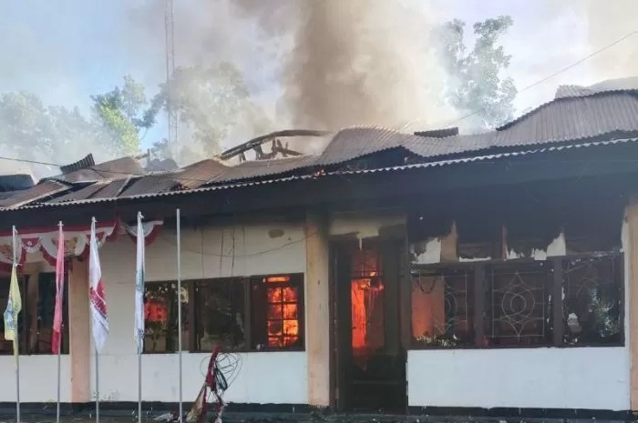 Kantor Distrik Fakfak Tengah, Kabupaten Fakfak, Provinsi Papua Barat, yang terbakar pada Jumat (18/8) sekitar pukul 03.30 WIT.