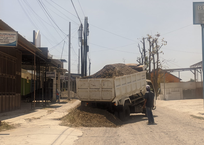 DROPPING MATERIAL: Truk menurunkan material untuk melanjutkan proyek Jalan Pasar-Pulo Rembang, Rabu (16/8).