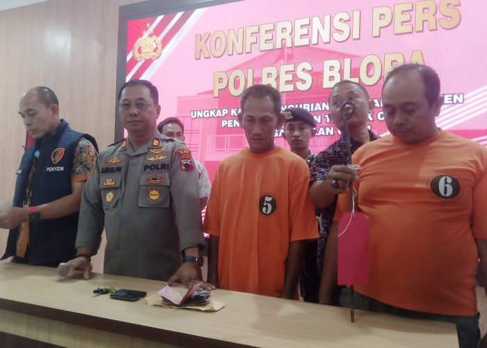 MALING SAPI: Dua pelaku saat digelandang ke Mapolres Blora, Jumat (18/8).