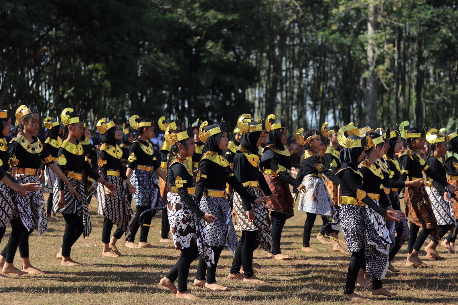 SERU: Penampilan tari kolosal ratusan siswa-siswi SMPN 1 Gunungwungkal dalam pembukaan upacara pengibaran bendera HUT Ke-78 Republik Indonesia.
