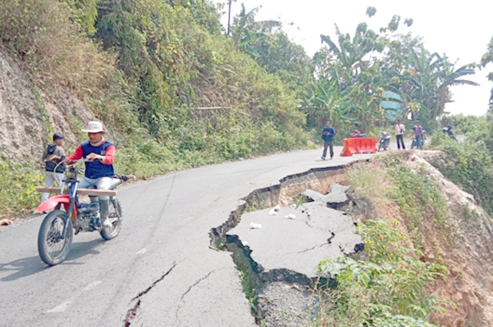 LONGSOR: Jalur Kayen-Tambakromo ambles separo jalan belum lama ini.&nbsp;