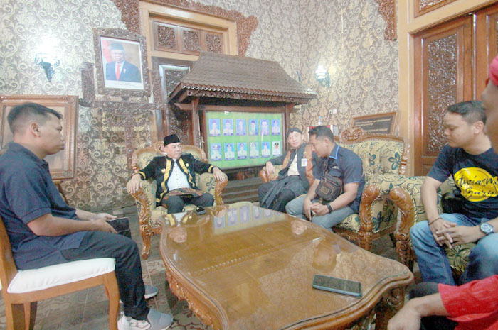TERUS DIMATANGKAN: PJ Bupati Jepara Edy Supriyanta (tengah) berdiskusi dengan panitia Jepara Spectacular Carnival di Pendapa Kabupaten Jepara kemarin.