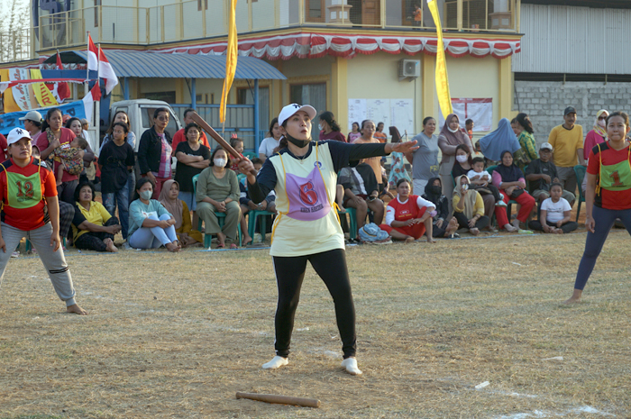Keseruan permainan bola kasti yang dilakukan oleh emak-emak di Desa Growong Kidul Juwana siang kemarin.