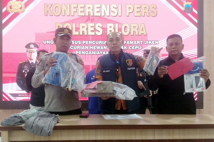 JUMPA PERS: Kasatreskrim Polres Blora AKP Slamet (tengah) saat menunjukkan barang bukti.