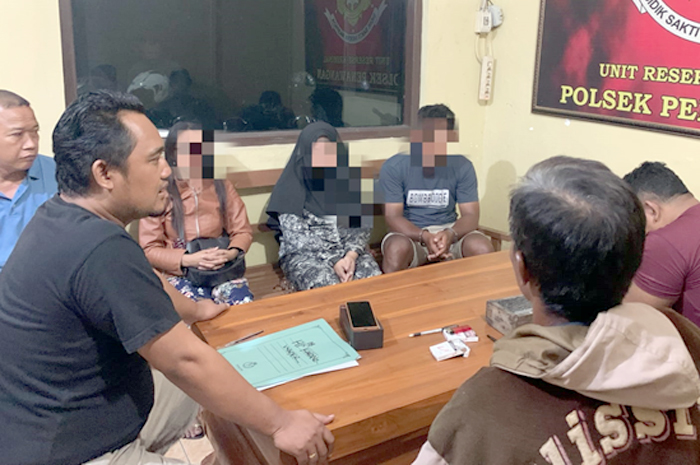 DAMAI: Sejumlah pelaku dan korban saat dimediasi di Mapolsek Penawangan atas kasus pencuian hanphone, kemarin.