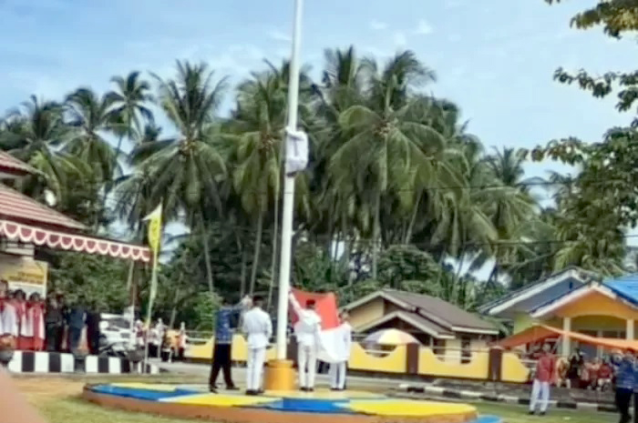 Riski Lamato, salah satu siswa SMA Negeri 9 Gorontalo Utara, nekat memanjat tiang bendera saat upacara peringatan HUT ke-78 RI.
