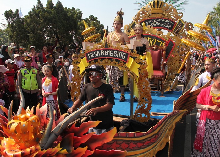 SERASI: Peserta karnaval dari Desa Rengging tampil menghibur peserta.