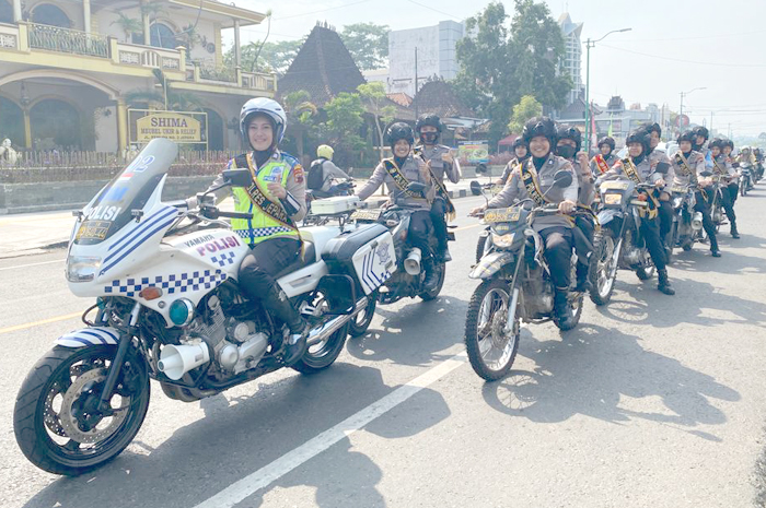 PENAMPILAN PEMBUKA: Polwan naik moge dan motor trail akan tampil atraktif di Jepara Spectacular Carnival siang ini.