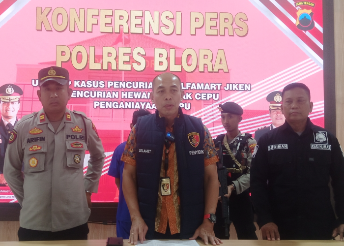 JUMPA PERS: Kasatreskrim Polres Blora AKP Selamet (tengah) saat memberikan keterangan pada media, beberapa waktu lalu.