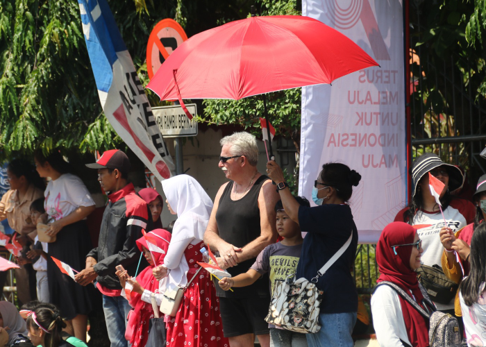 ANTUSIAS: Sejumlah bule antusias melihat gelaran Jepara Spectacular Carnival pada Sabtu (19/8) siang.