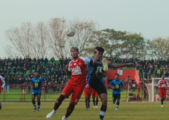 PENUH CATATAN: Punggawa Persijap Jepara duel dengan pemain FC Bekasi City dalam laga uji coba di Stadion Gelora Bumi Kartini pada Minggu (20/8).