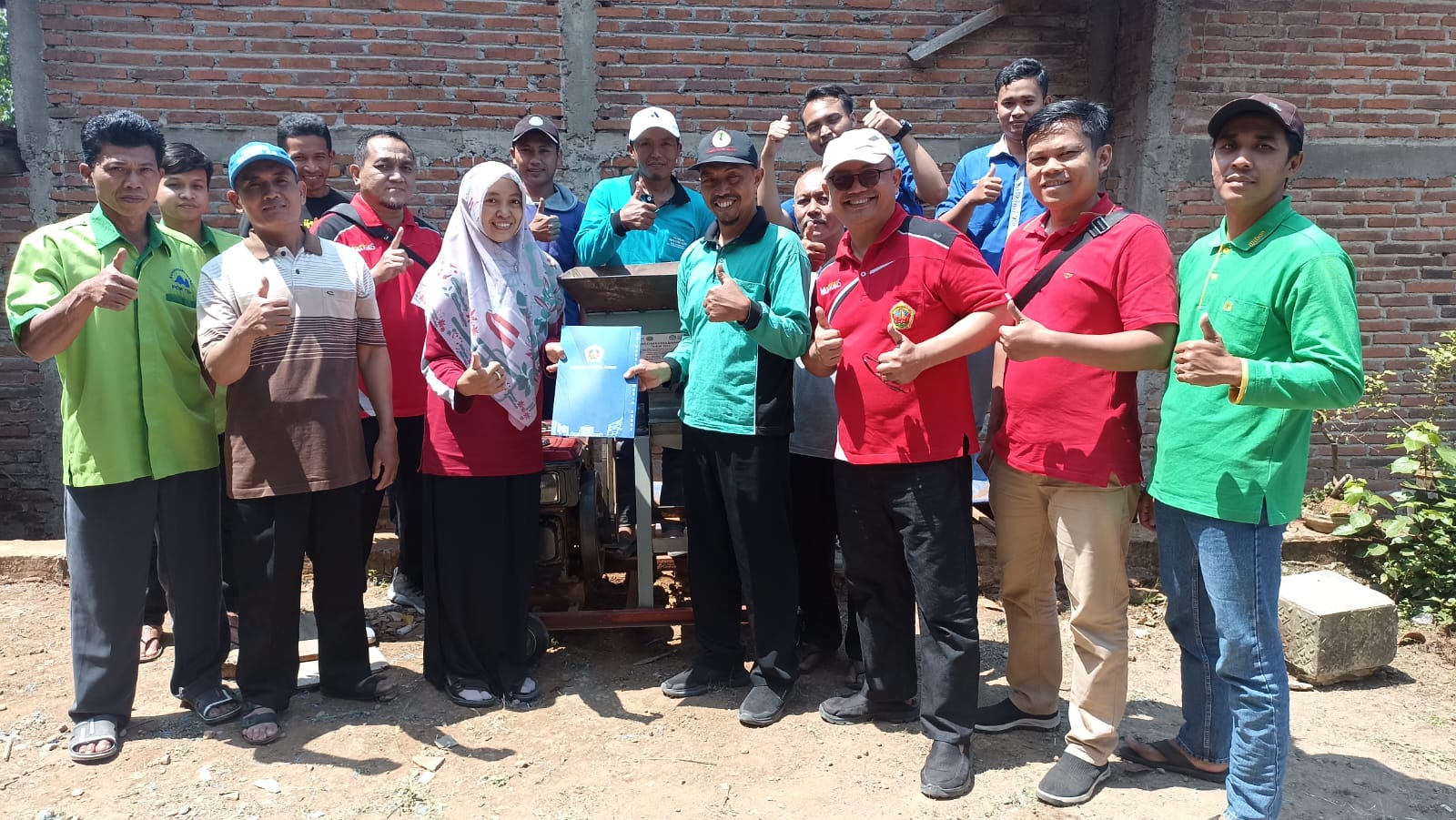 TEKNOLOGI TEPAT GUNA :  Tim Pengabdian Masyarakat Universitas Muria Kudus menyerahkan TTG Alat pengupas dan penepung kopi kepada kelompok tani di Desa Gunungsari, Pati pada Minggu (20/8).