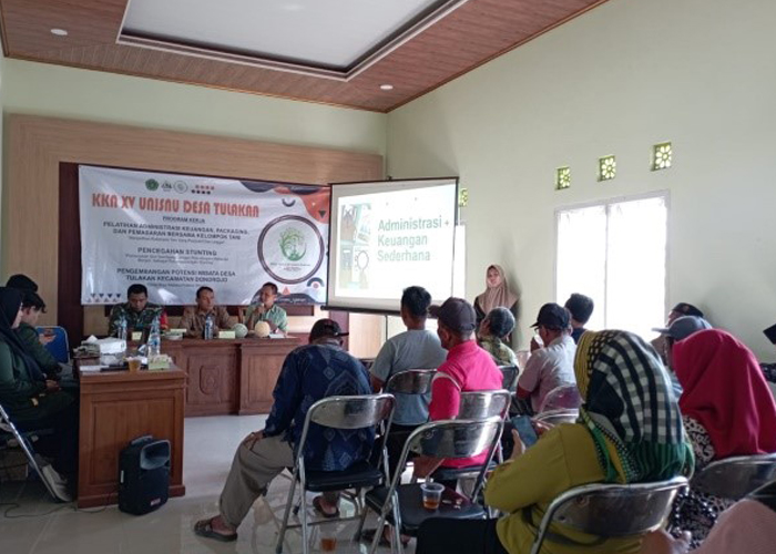 BIAR MAKIN PRODUKTIF: Tim KKN  Unisnu memberi pelatihan kepada petani di Desa Tulakan, Donorojo, Jepara.