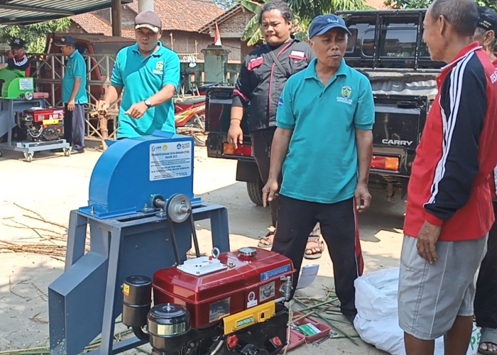 TEKNOLOGI TEPAT GUNA: Tim Pengabdian Masyarakat Universitas Muria Kudus menyerahkan TTG alat perajang multiguna kepada kelompok  tani Desa Karanggondang, Mlonggo, Jepara, (20/8) lalu.